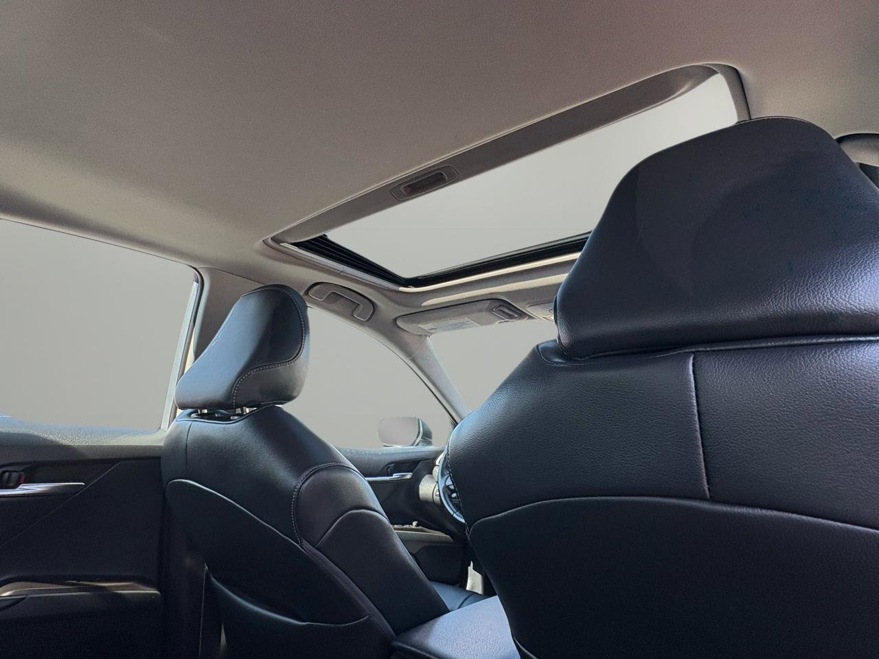 Used 2022 Toyota Camry SE w/ Cold Weather Package image 38