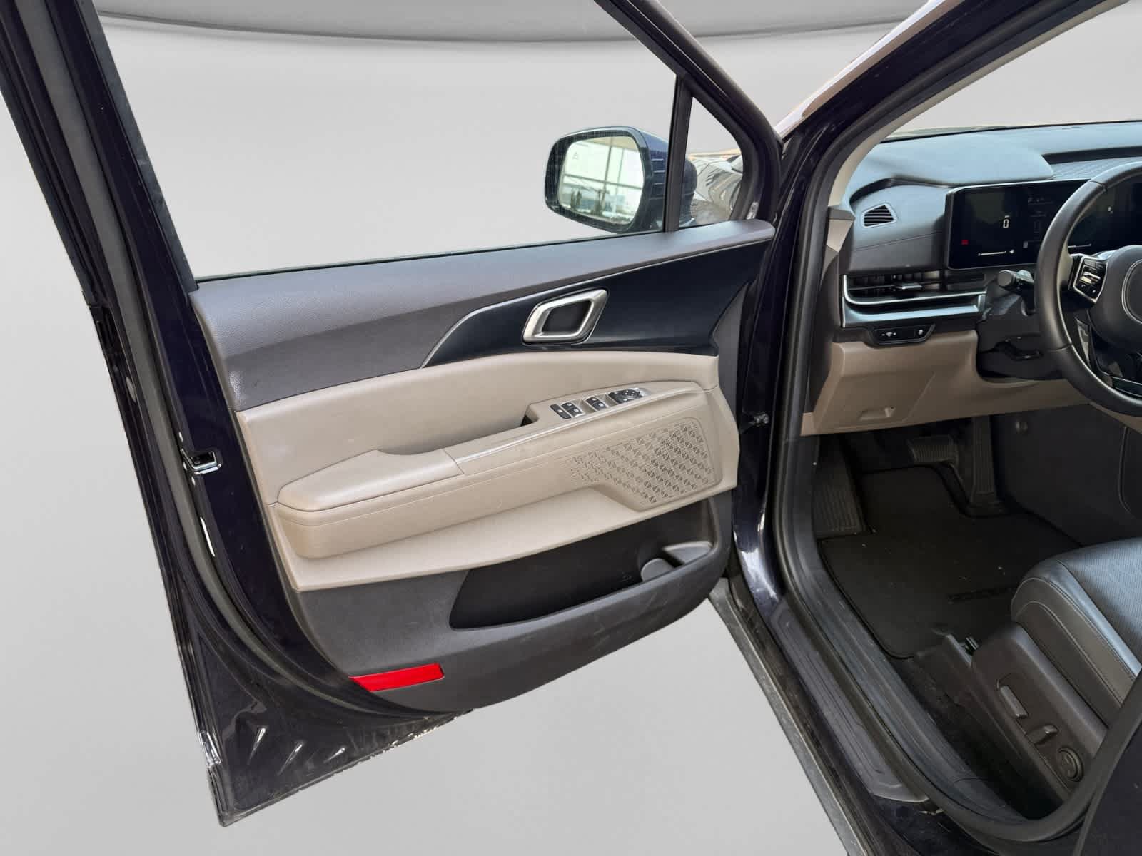 Used 2025 Kia Carnival FWD image 10