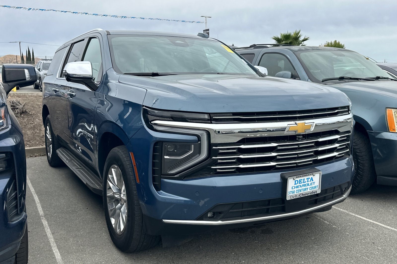 Used 2025 Chevrolet Suburban Premier AWD/4WD image 2