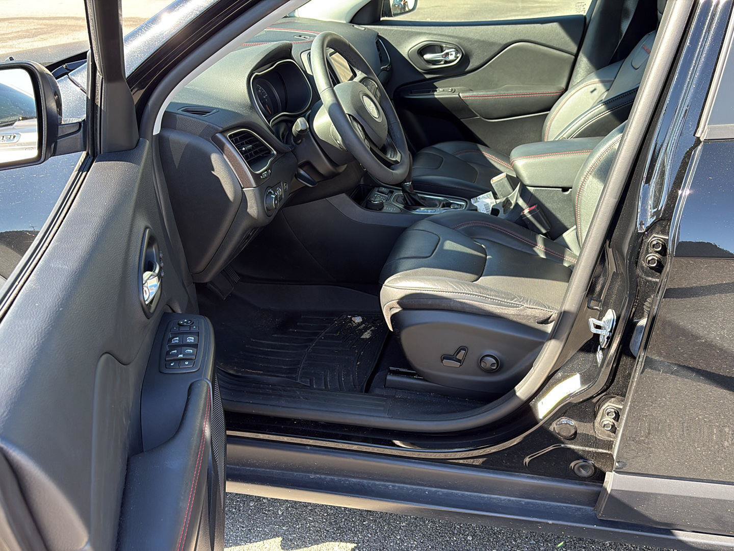 Used 2022 Jeep Cherokee Trailhawk w/ Premium Leather Package AWD/4WD image 19