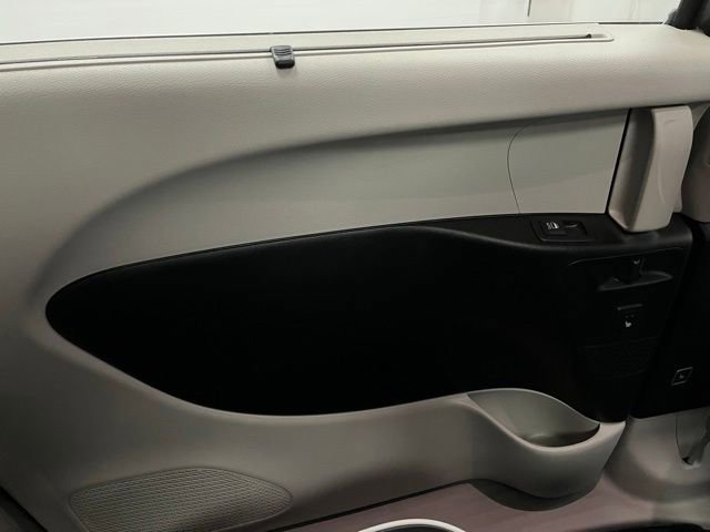 Used 2023 Chrysler Pacifica Limited FWD image 43