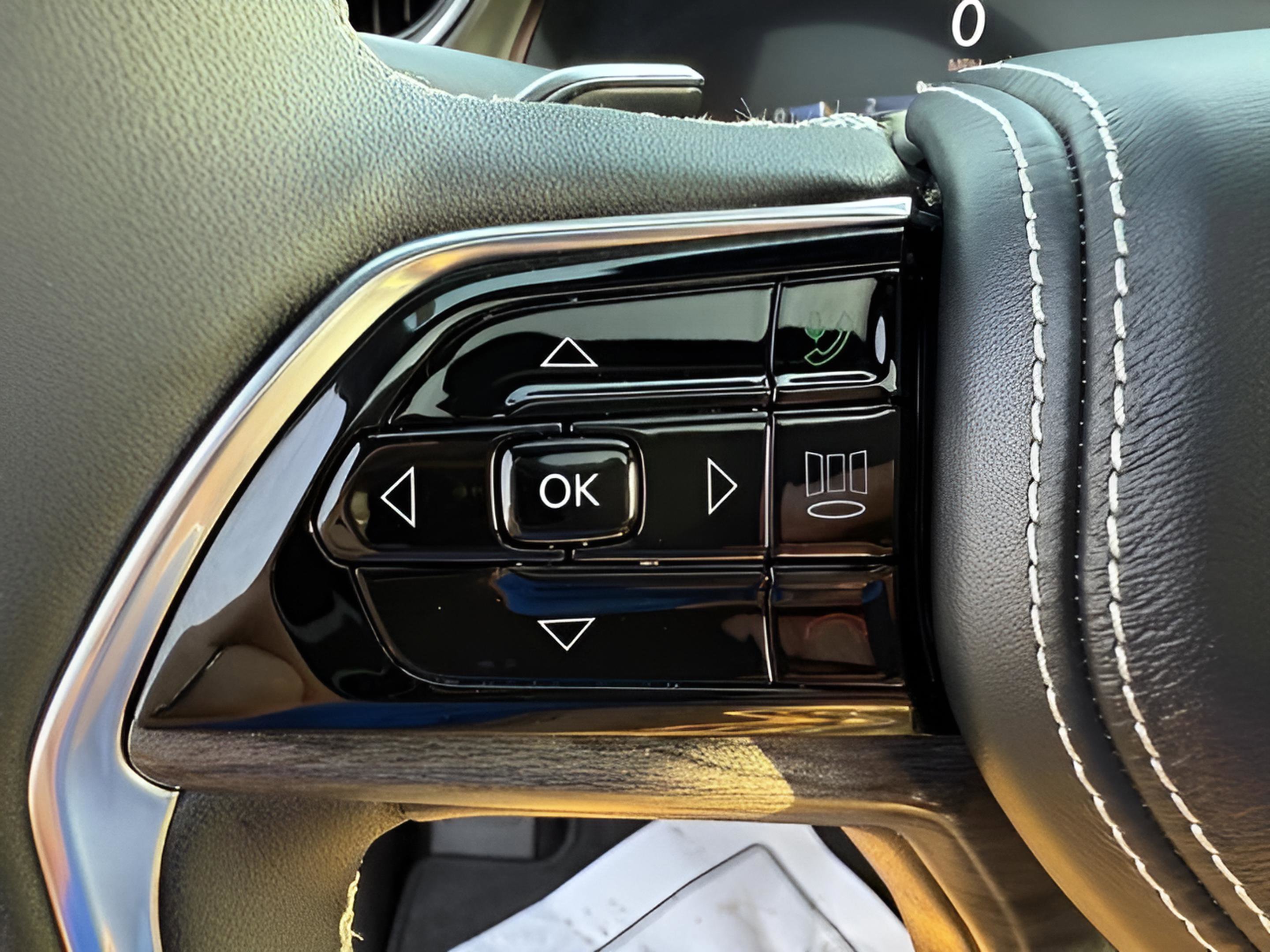 Certified 2025 Jeep Grand Cherokee Overland w/ Luxury Tech Group IV image 20