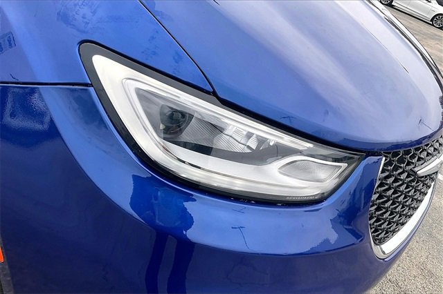 Used 2021 Chrysler Pacifica Touring-L image 32