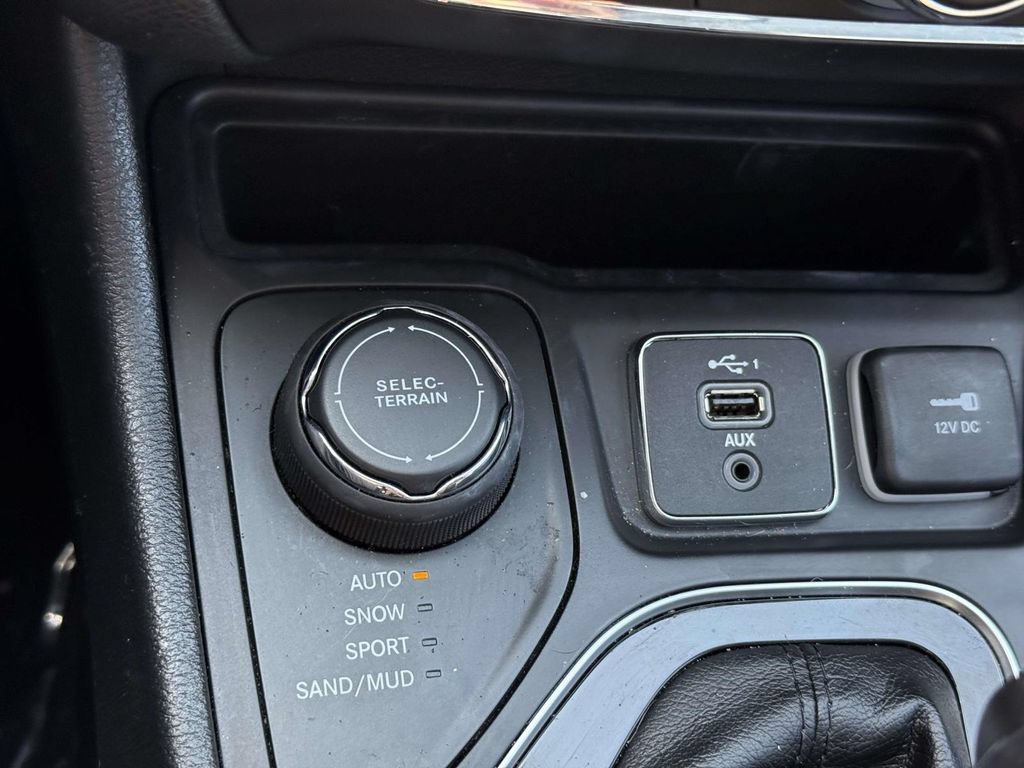 Used 2019 Jeep Cherokee Limited AWD/4WD image 32