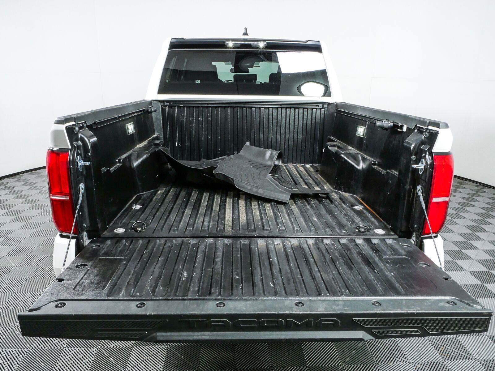 Used 2025 Toyota Tacoma SR AWD/4WD image 28