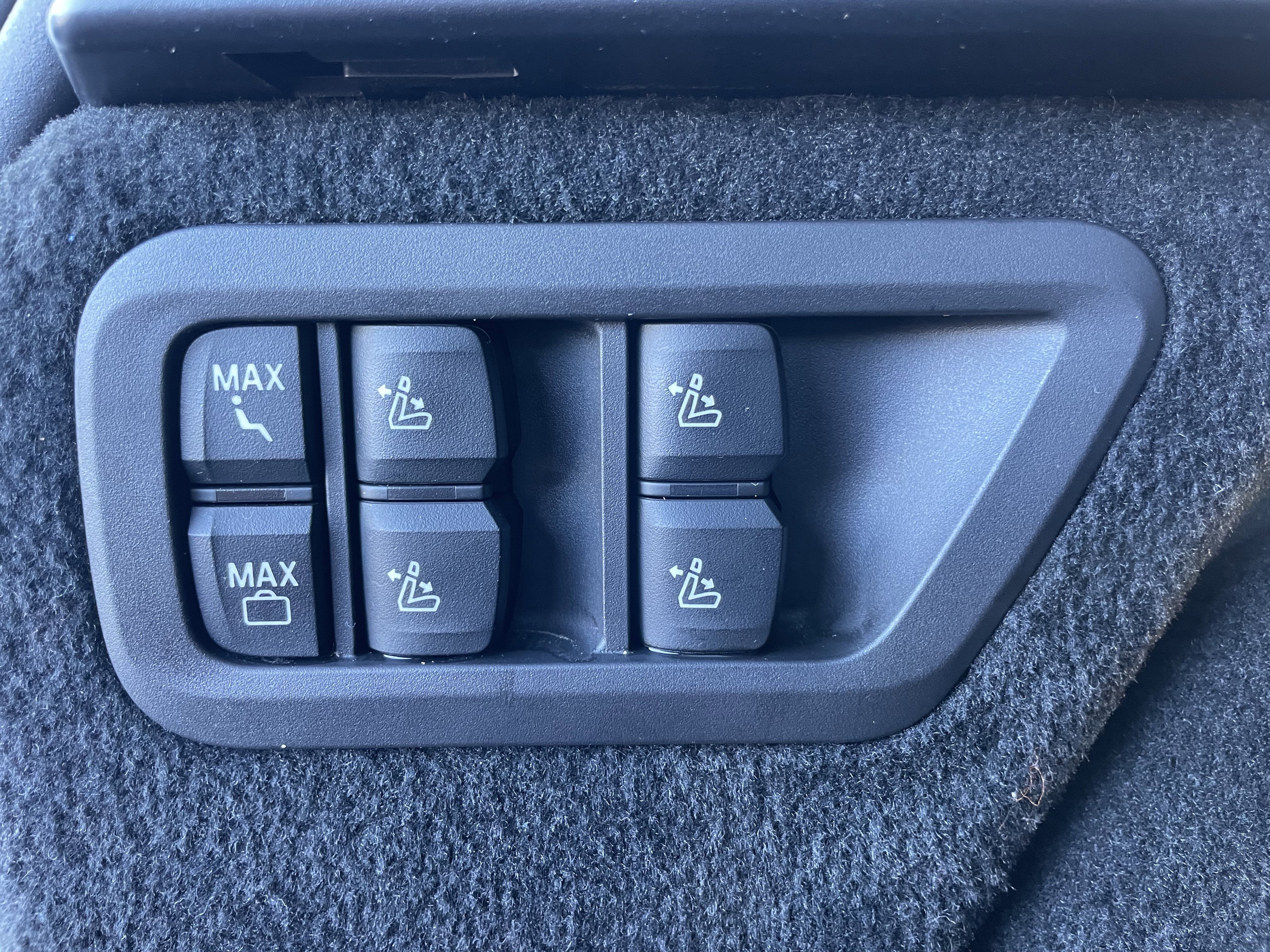 Used 2022 BMW X7 M50i w/ Luxury Seating Package image 41