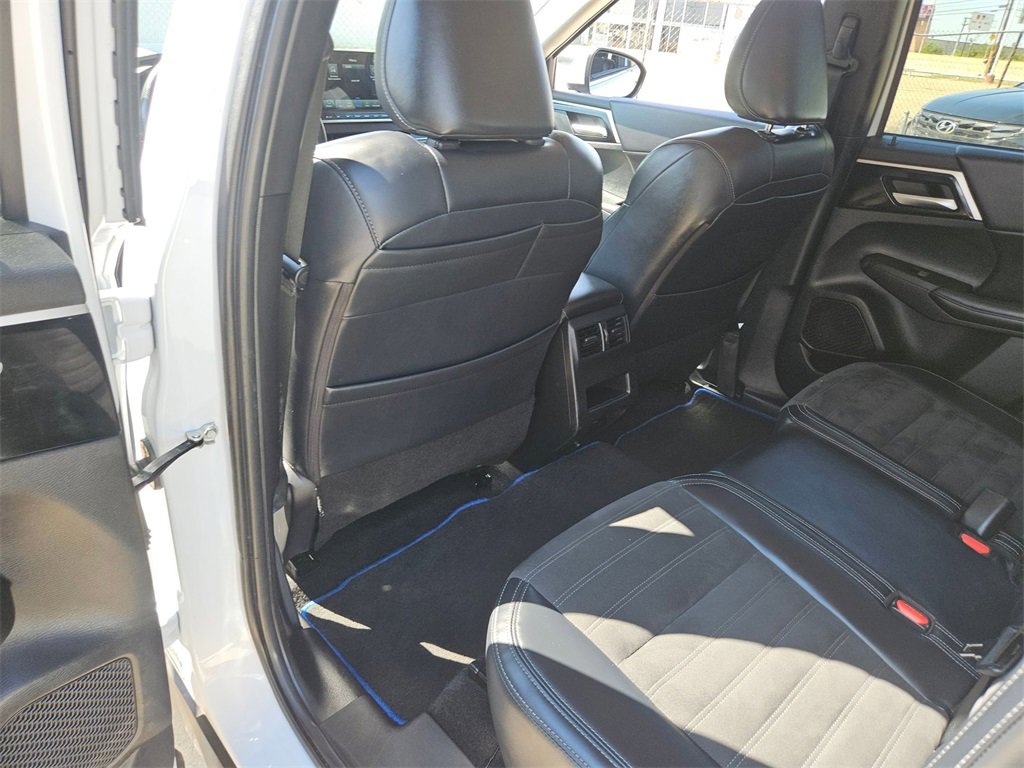 Used 2023 Mitsubishi Outlander SE image 25