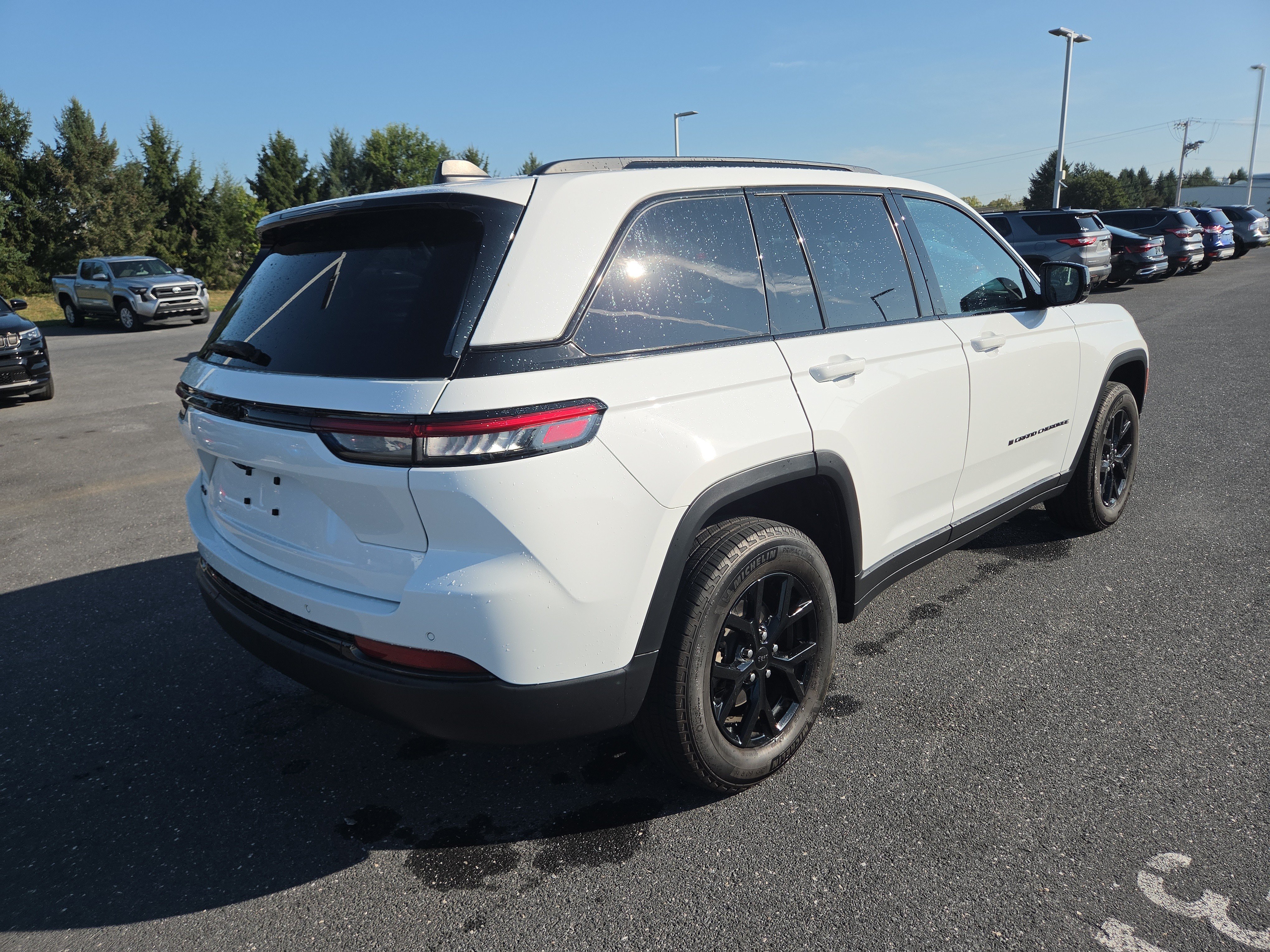 Used 2024 Jeep Grand Cherokee Altitude AWD/4WD image 15