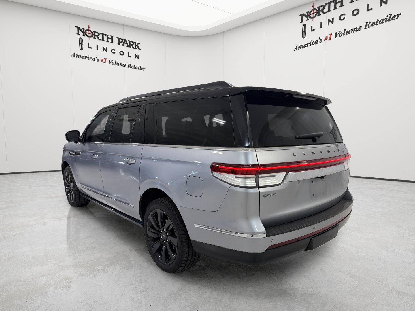 Used 2023 Lincoln Navigator L Black Label AWD/4WD image 3