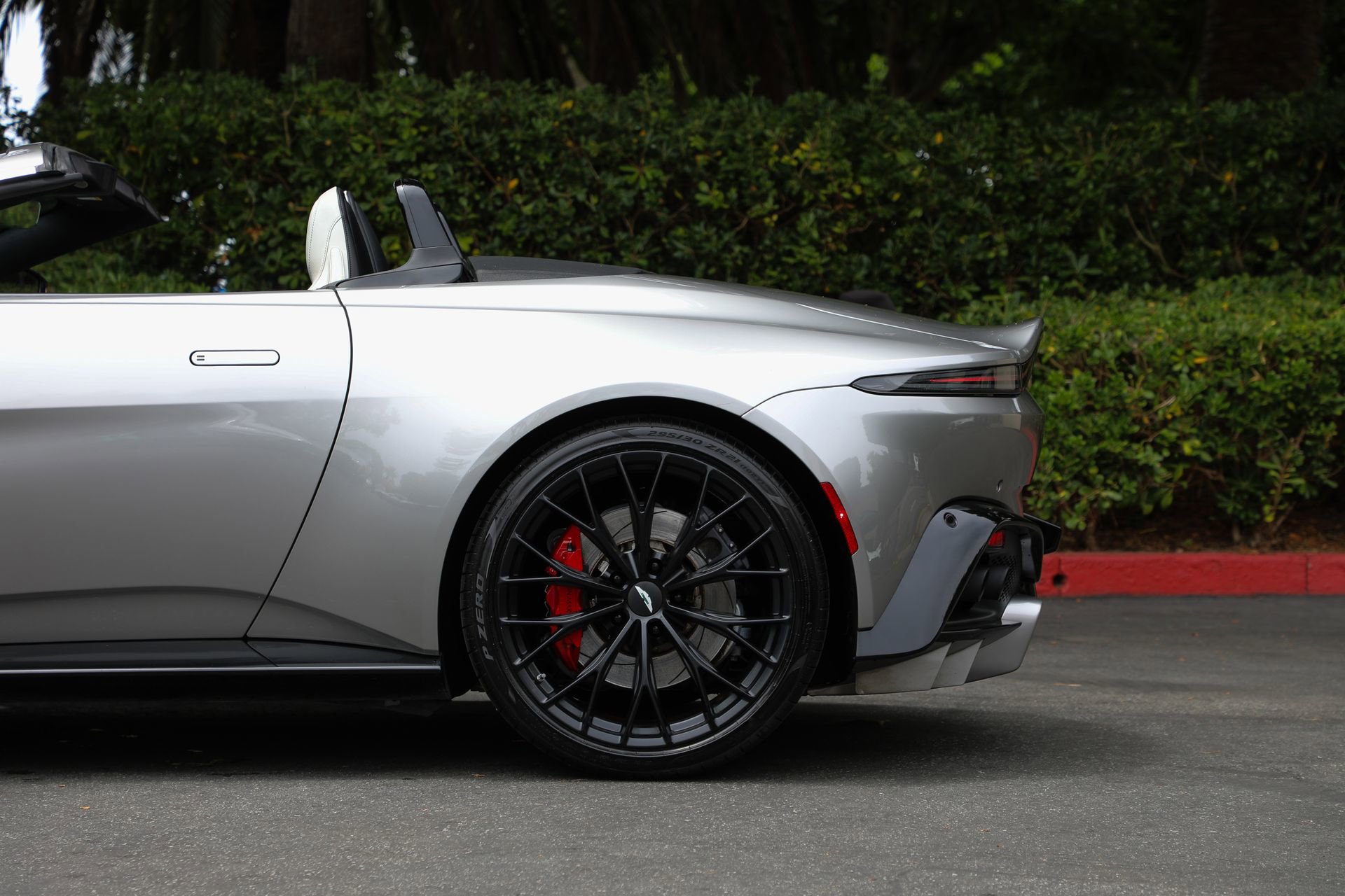 Used 2023 Aston Martin V8 Vantage Roadster RWD image 29