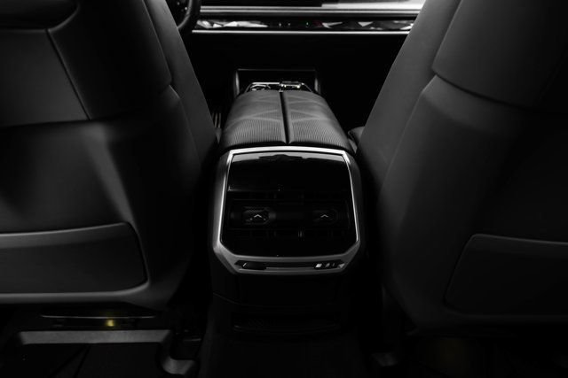Used 2023 BMW 760i xDrive w/ Luxury Rear Seating Package AWD/4WD image 39