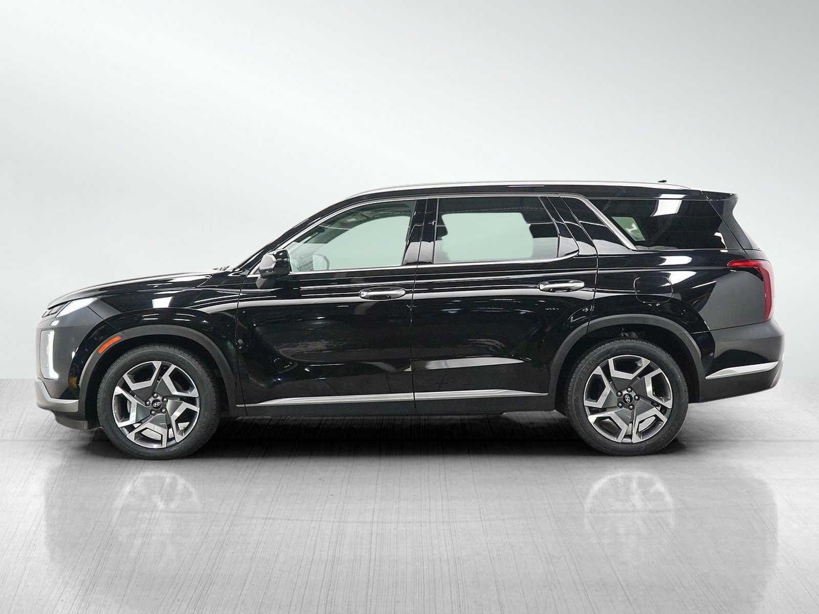 Used 2024 Hyundai Palisade Limited AWD/4WD image 2