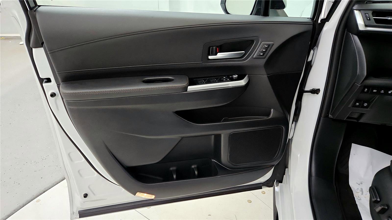 Used 2026 Toyota Sienna Platinum image 24