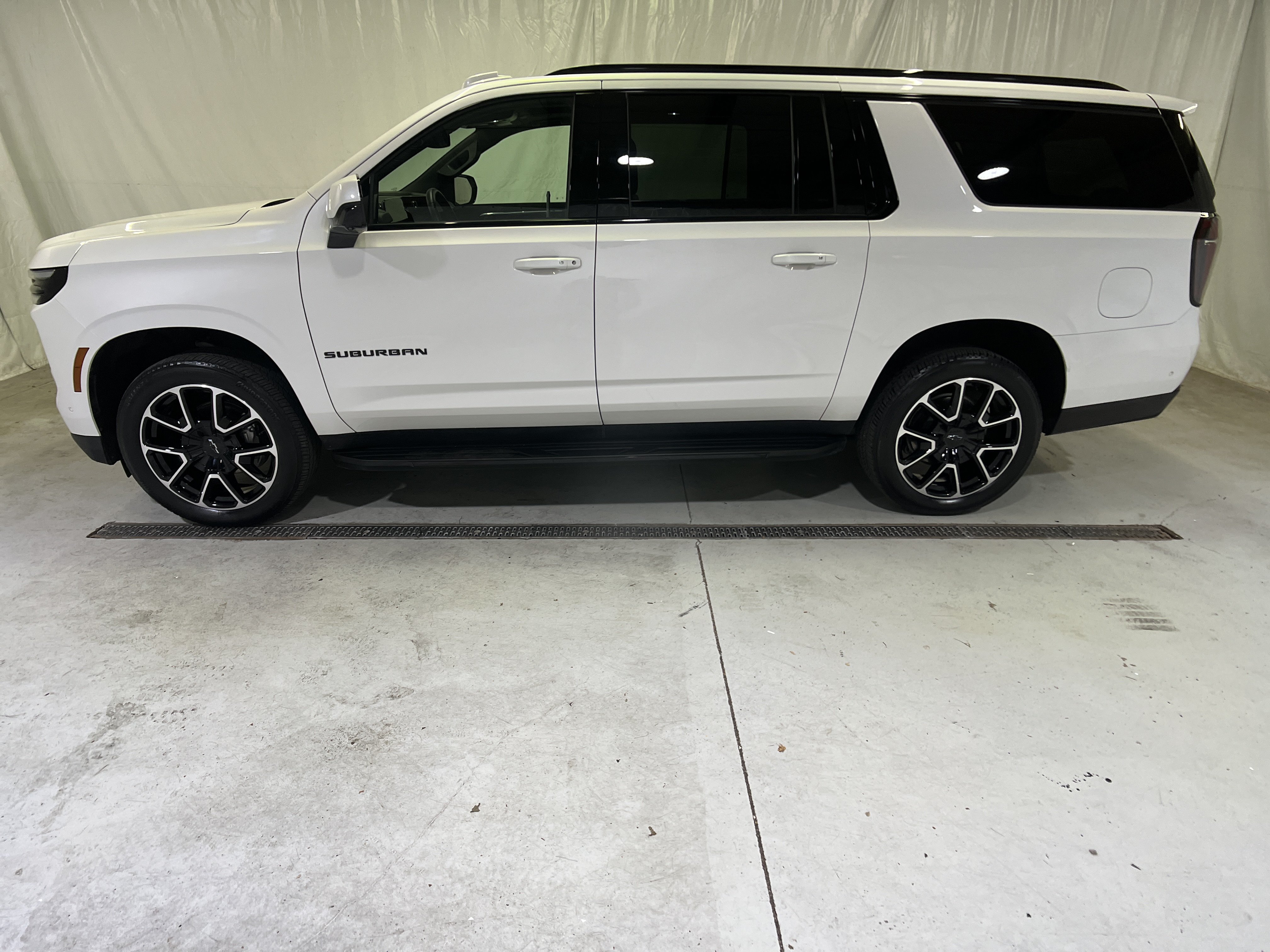 Certified 2025 Chevrolet Suburban RST w/ Sun And Tow Package RWD image 7