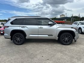 Used 2023 Toyota Sequoia Platinum AWD/4WD image 6