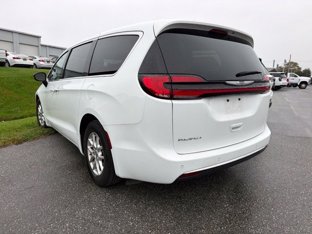 Used 2024 Chrysler Pacifica Touring-L FWD image 4