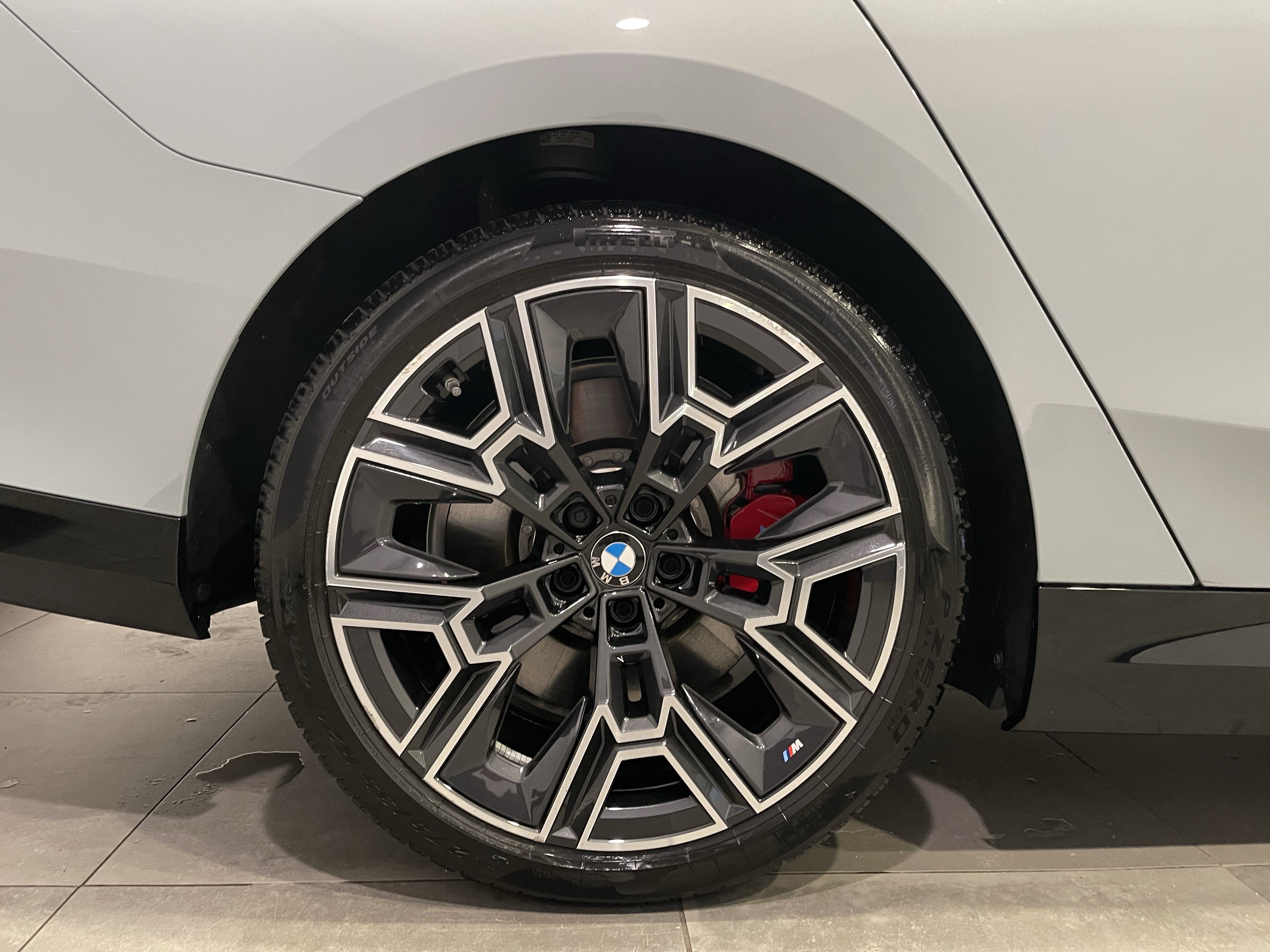 Used 2026 BMW 550e xDrive w/ Executive Package AWD/4WD image 9