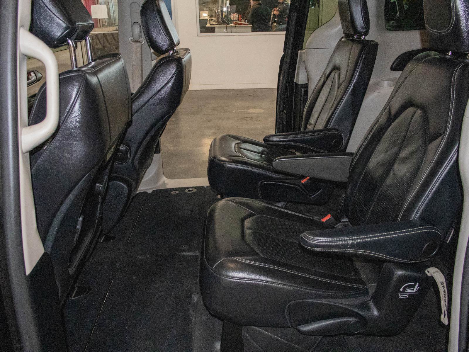 Used 2022 Chrysler Pacifica Touring-L image 13