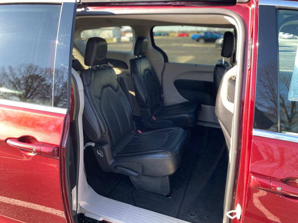 Used 2023 Chrysler Pacifica Touring-L FWD image 15