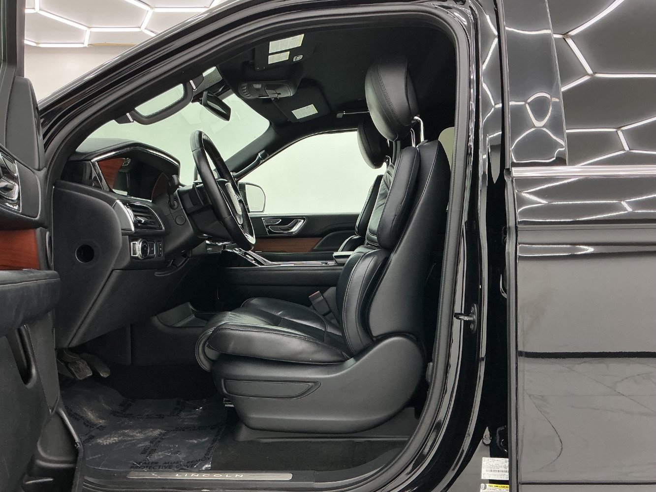Used 2018 Lincoln Navigator Premiere RWD image 16