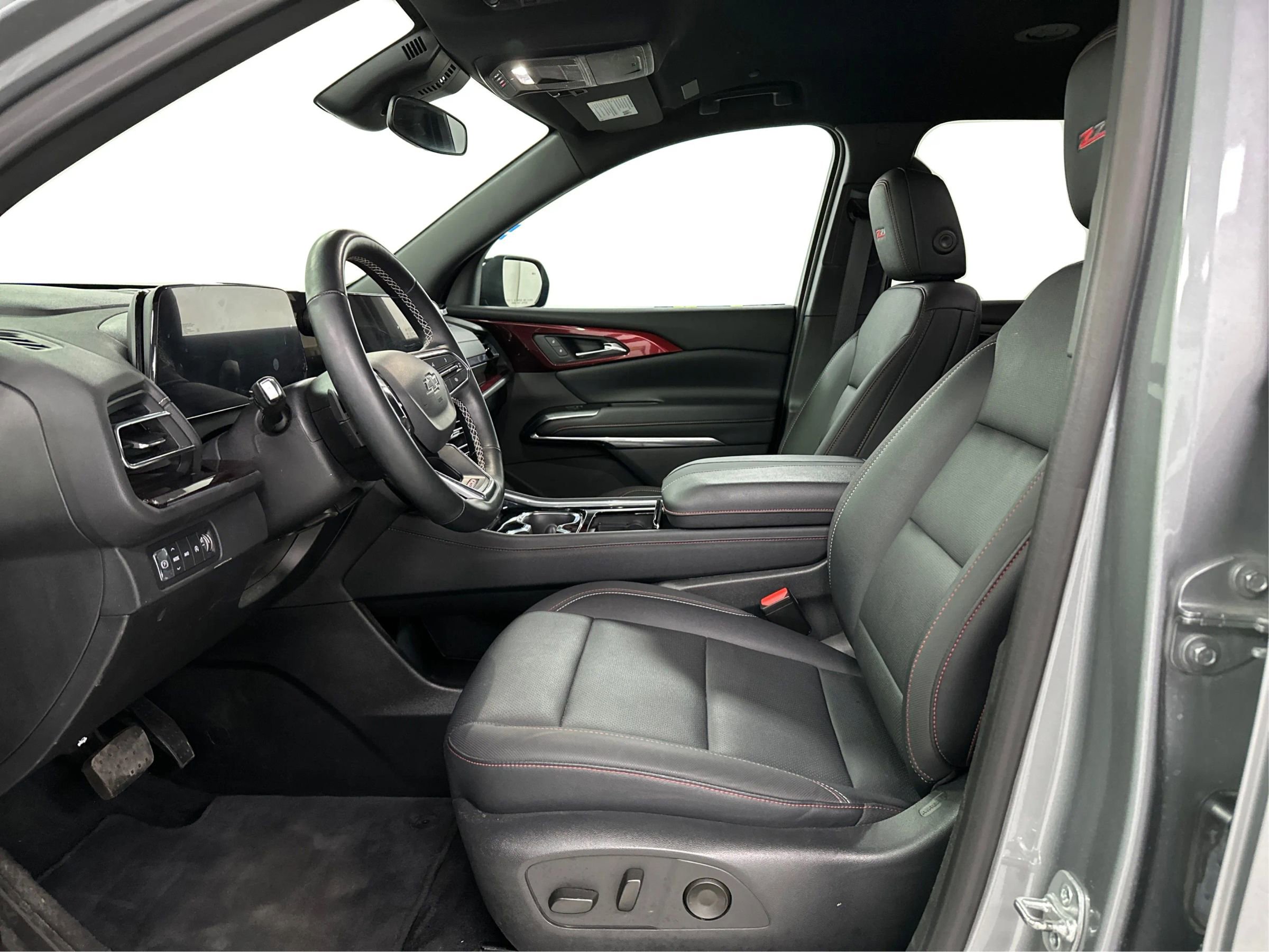 Used 2025 Chevrolet Traverse Z71 image 9