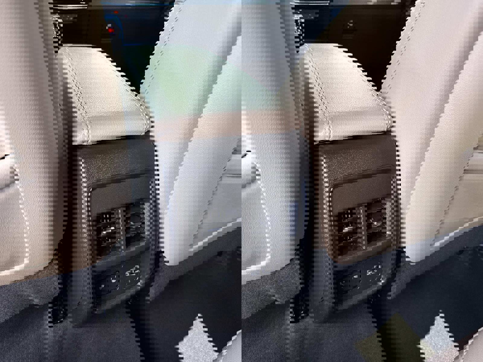 Used 2024 Cadillac XT4 Luxury w/ Cold Weather Package FWD image 17