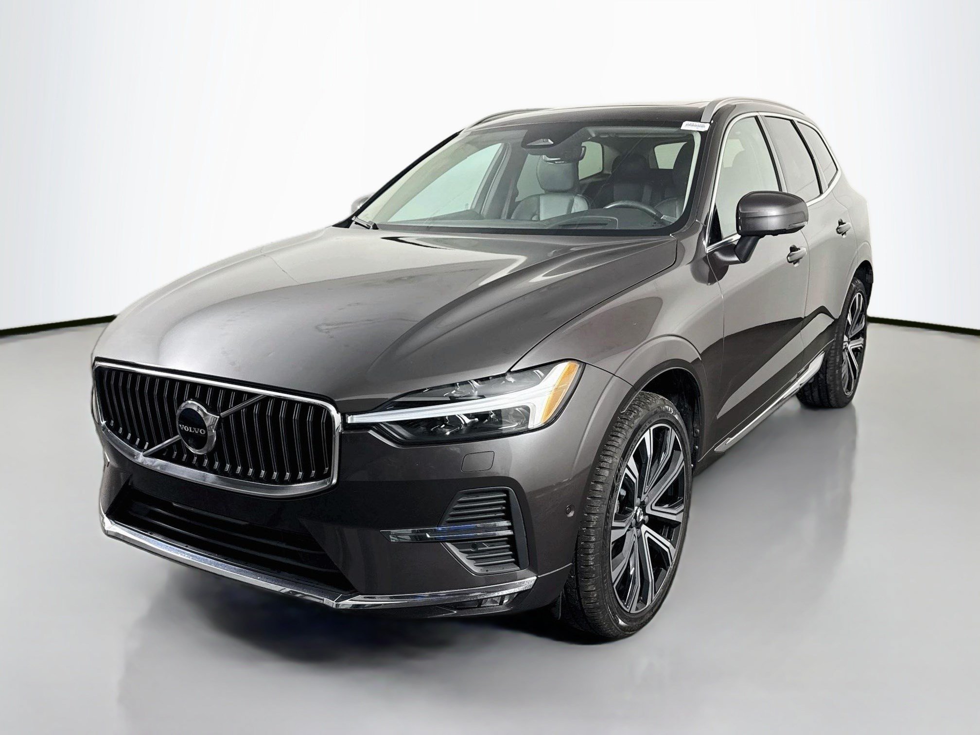 Used 2023 Volvo XC60 B5 Ultimate w/ Climate Package AWD/4WD image 4