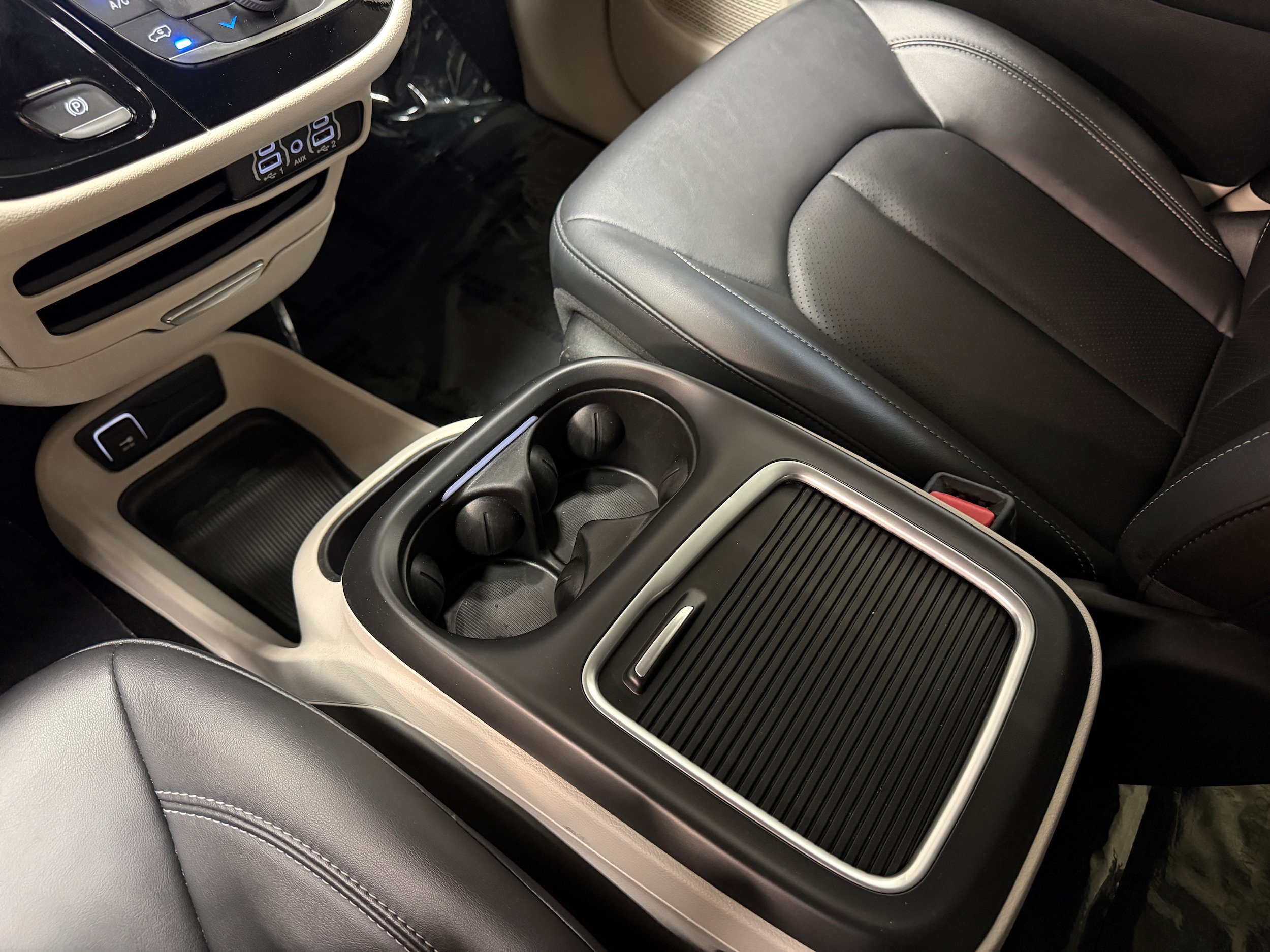 Used 2024 Chrysler Pacifica Touring-L FWD image 25