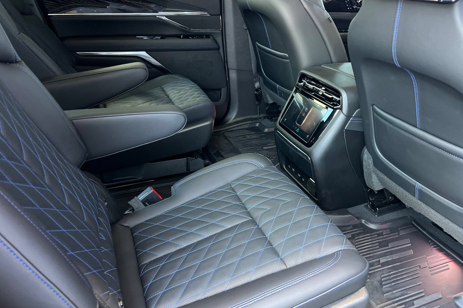 Used 2026 Cadillac Escalade IQL Sport 1 w/ LPO, ONYX Package AWD/4WD image 18
