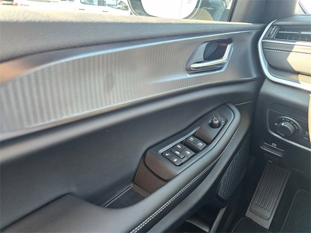 New 2025 Jeep Grand Cherokee Altitude image 28