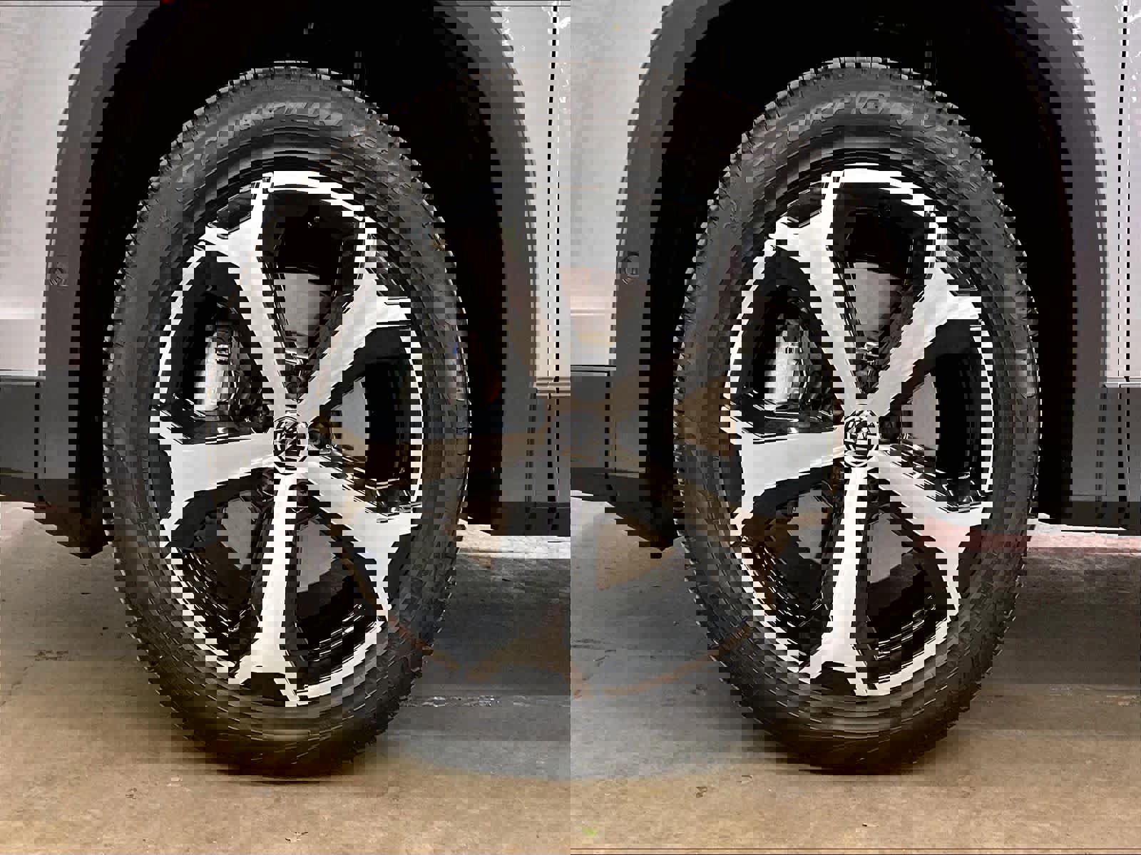 Used 2025 Volkswagen Tiguan SE w/ Panoramic Sunroof Package image 12