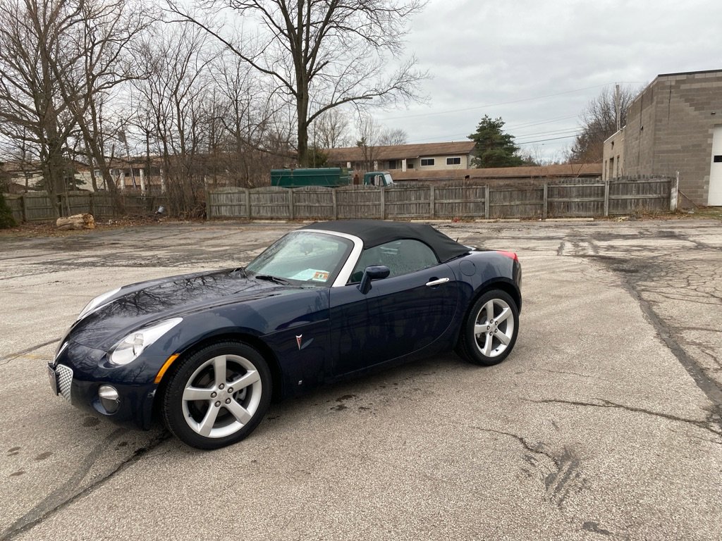 Used 2006 Pontiac Solstice Convertible w/ Premium Package image 1