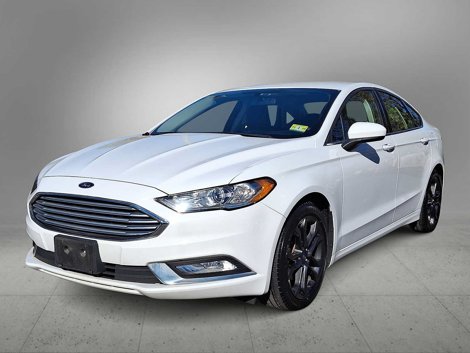 Used 2018 Ford Fusion SE w/ Equipment Group 201A FWD image 1