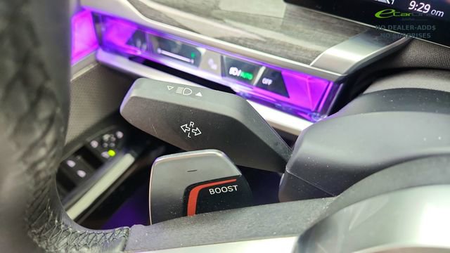 Used 2023 BMW 740i w/ Parking Assistance Package image 41