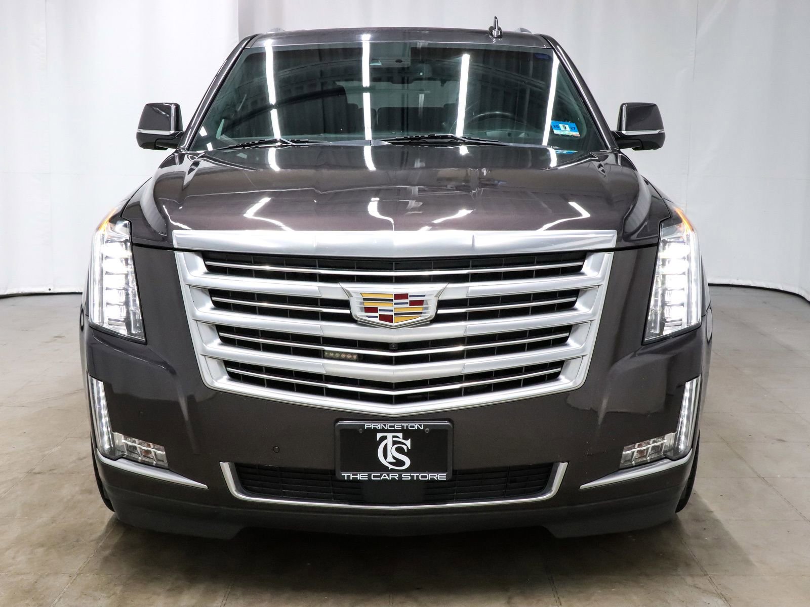 Used 2016 Cadillac Escalade Platinum image 2