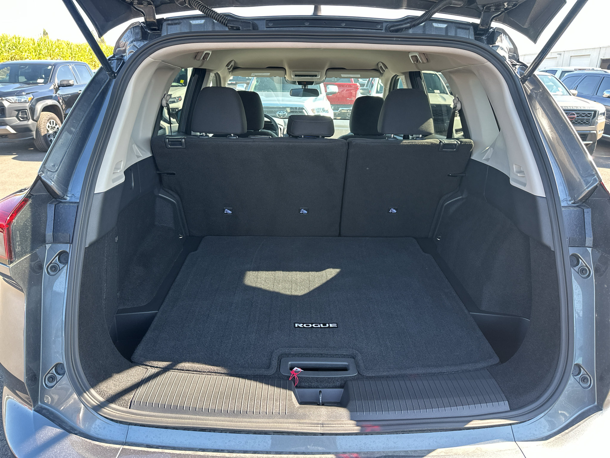 Used 2025 Nissan Rogue S AWD/4WD image 11