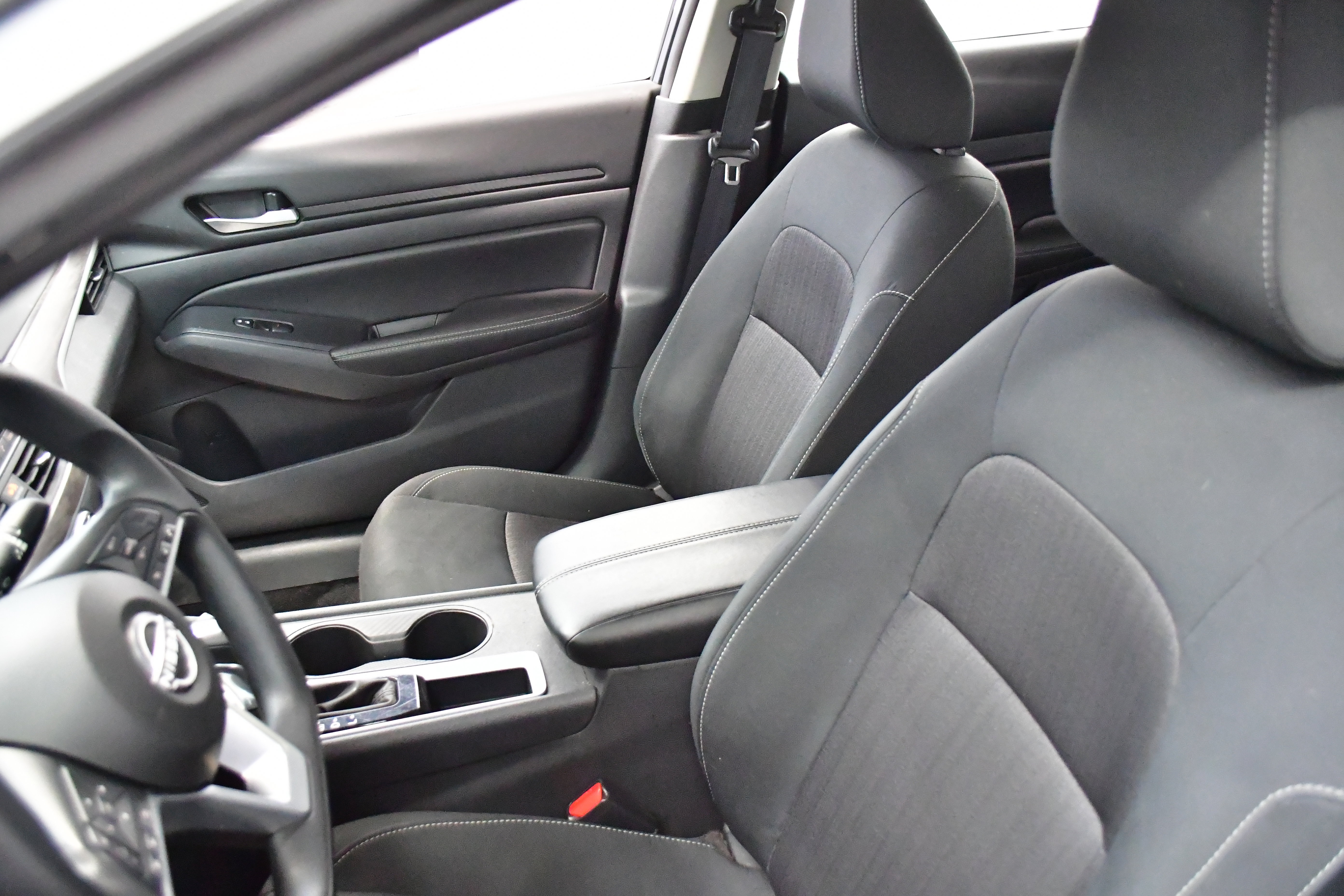 Used 2025 Nissan Altima 2.5 SV FWD image 9