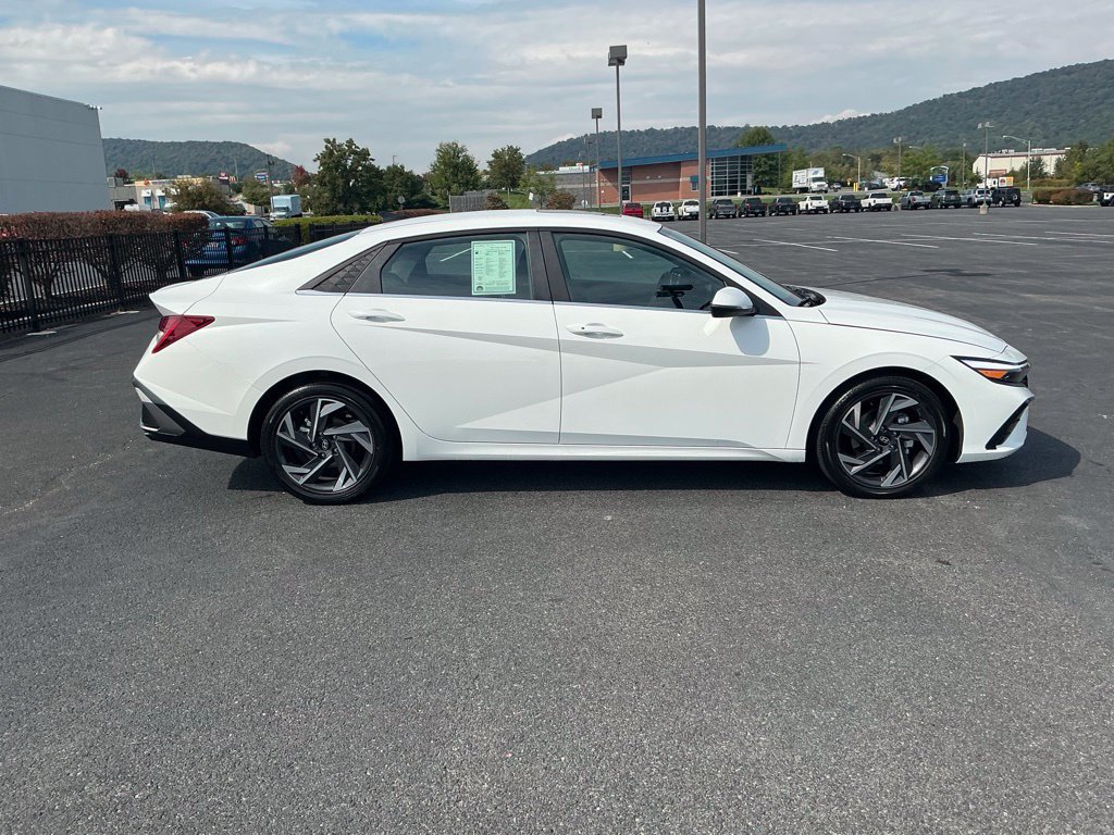 Certified 2026 Hyundai Elantra Limited FWD image 4