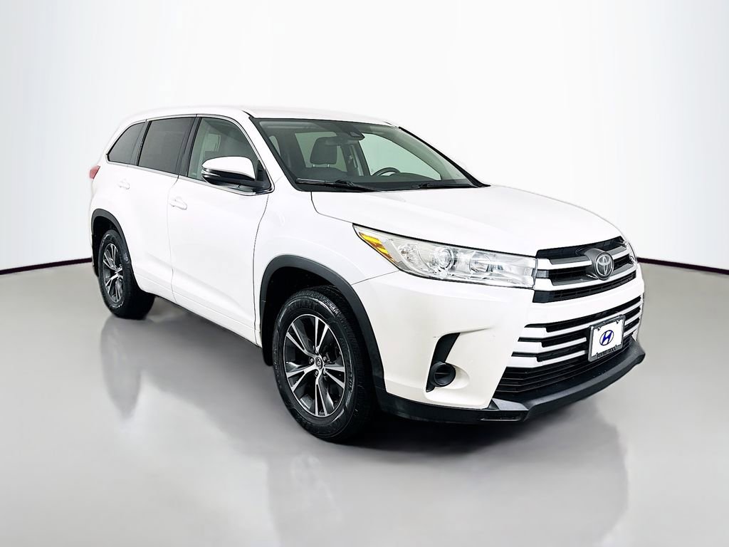 Used 2017 Toyota Highlander LE image 3