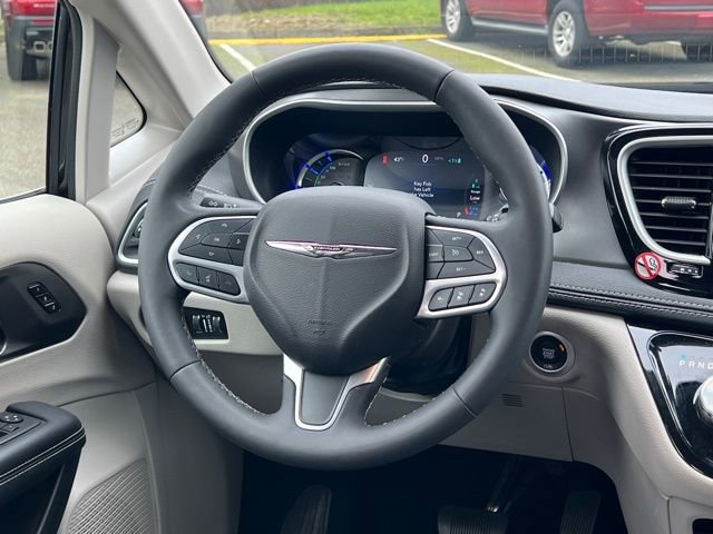 Used 2024 Chrysler Pacifica Select image 8