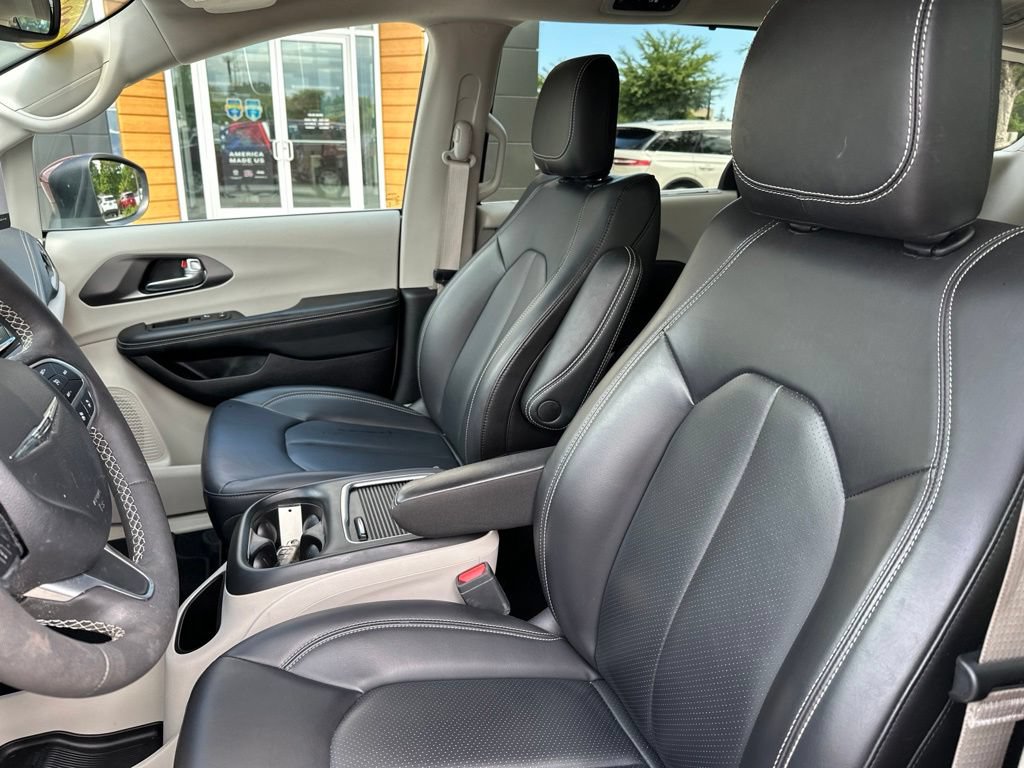 Used 2023 Chrysler Pacifica Touring-L AWD/4WD image 25