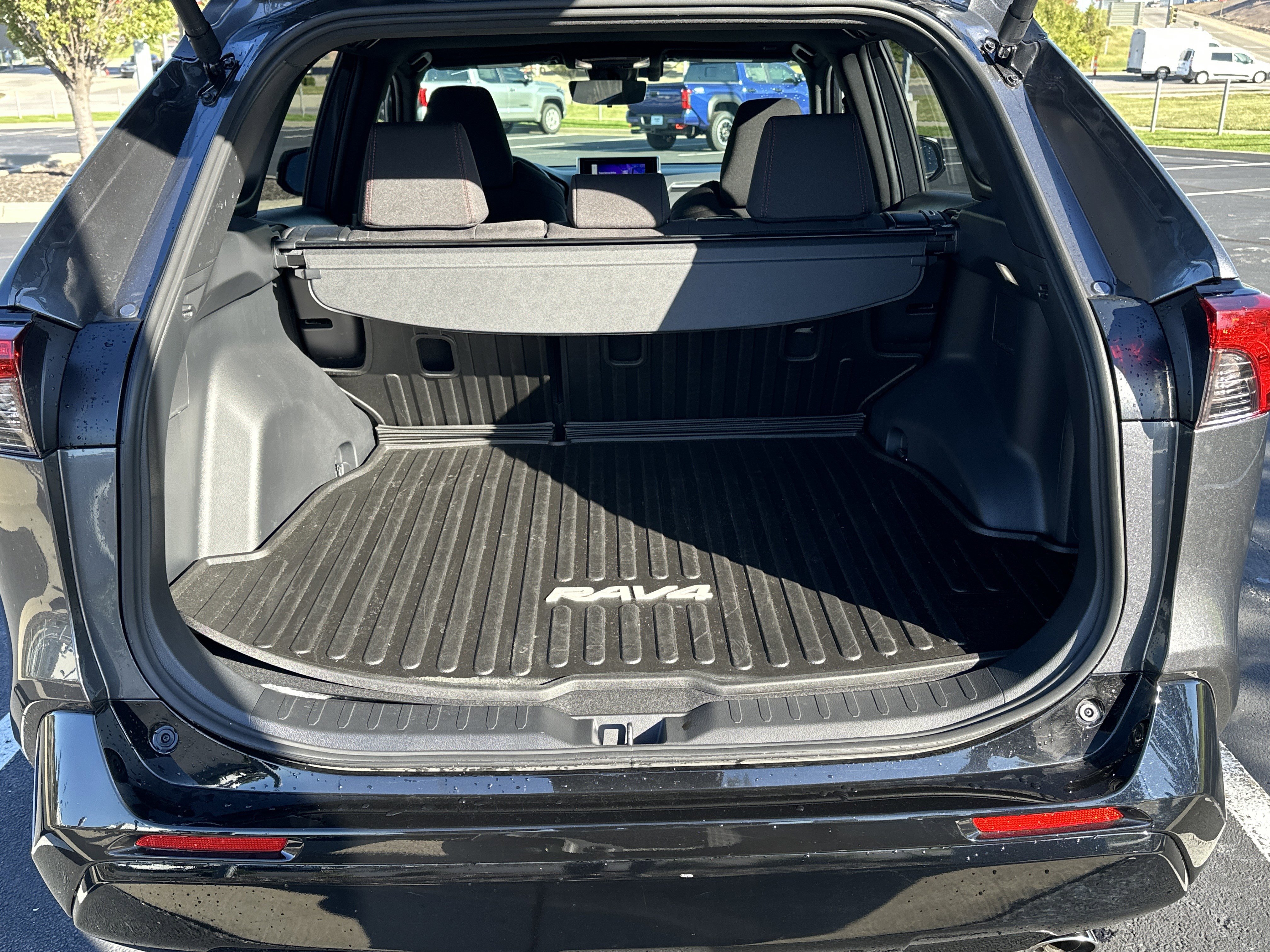 Used 2025 Toyota RAV4 SE image 32