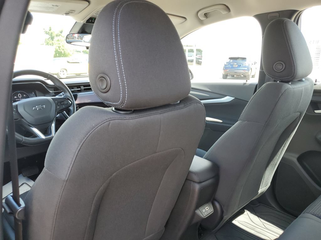 Certified 2023 Chevrolet Bolt EUV LT w/ Comfort Package FWD image 32