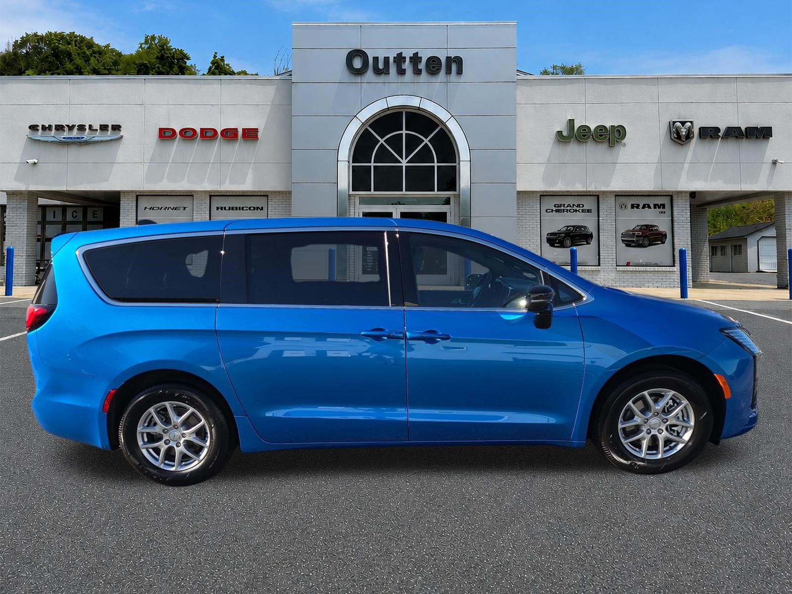 New 2027 Chrysler Pacifica Select FWD image 2