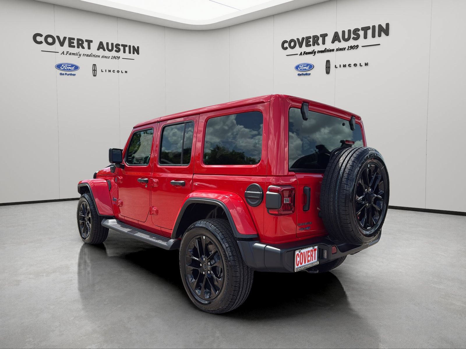 Used 2025 Jeep Wrangler Unlimited Sahara AWD/4WD image 3