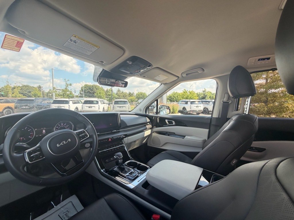 Used 2024 Kia Carnival EX FWD image 10
