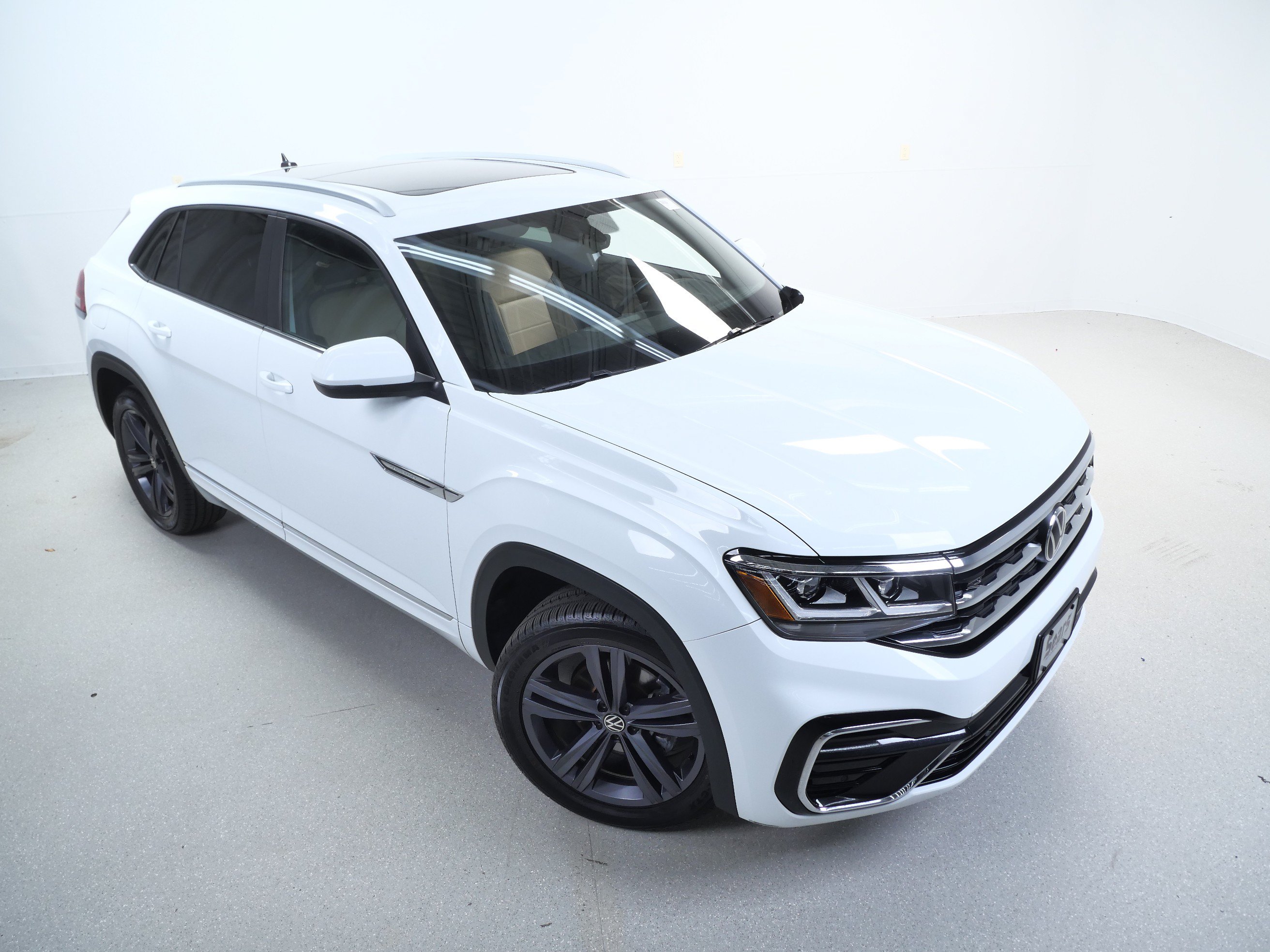Used 2021 Volkswagen Atlas Cross Sport SE w/ Panoramic Sunroof Package AWD/4WD image 4