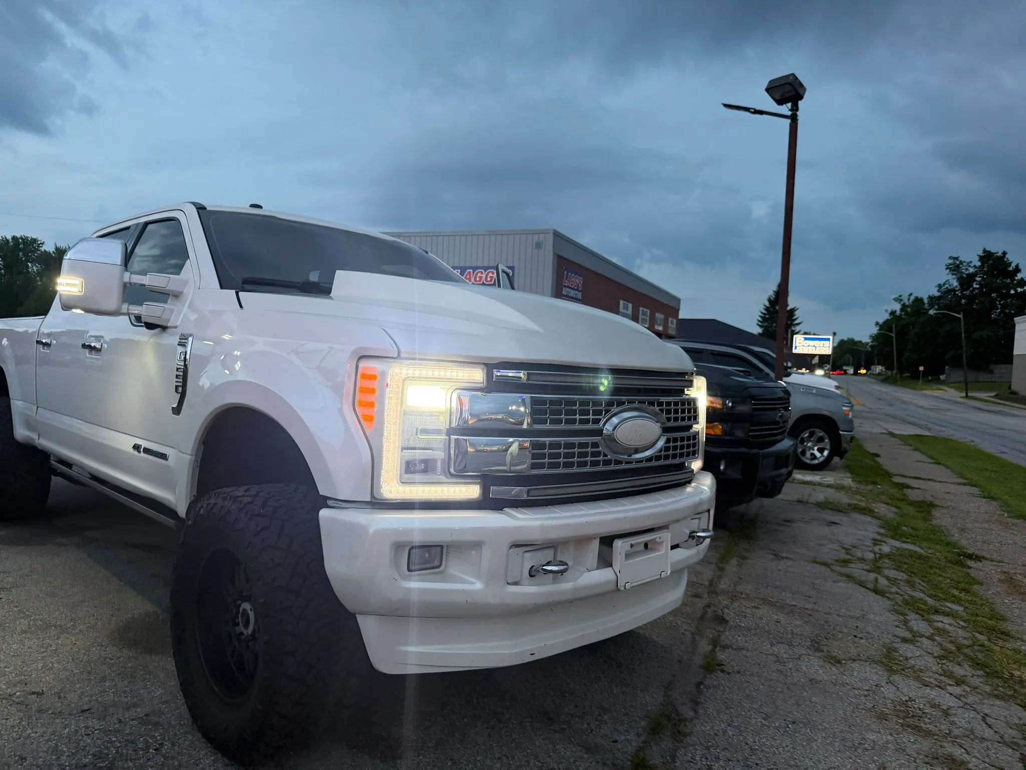 Used 2017 Ford F250 Platinum w/ Platinum Ultimate Package AWD/4WD image 4