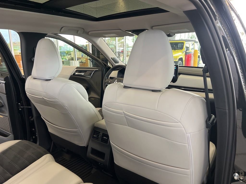 Used 2025 Mitsubishi Outlander SE image 36