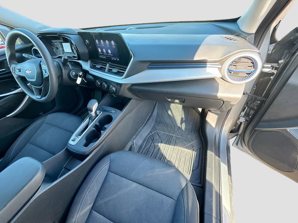Used 2025 Chevrolet Trax LS w/ LS Convenience Package image 27